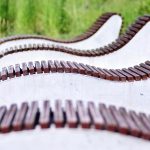 wąż jest na znaku przed znakiem z napisem „wąż”.