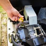 Mechanik konserwacyjny Sprawdzający poziom oleju w generatorze