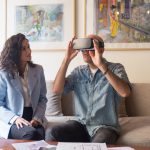 Projektant wnętrz rozmawia z klientem w zestawie VR