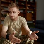 Portret smutnego żołnierza opowiadającego o swoim problemie, patrząc na bok.