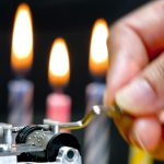 Czyste orzeźwienie Zbliżenie dłoni trzymającej szklankę filtrowanej wody podawanej z precyzją w rozdzielczości 4k