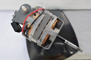 Szczegół domowego silnika wentylatora stołowego przedstawiający koncepcję konserwacji i wymiany części Koncepcja potrzeby wymiany uszkodzonych części