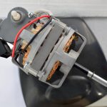 Szczegół domowego silnika wentylatora stołowego przedstawiający koncepcję konserwacji i wymiany części Koncepcja potrzeby wymiany uszkodzonych części