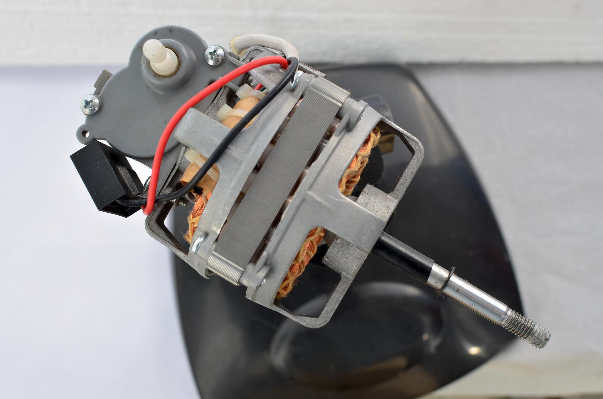 Szczegół domowego silnika wentylatora stołowego przedstawiający koncepcję konserwacji i wymiany części Koncepcja potrzeby wymiany uszkodzonych części