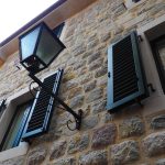 Herceg novi czarnogóra sierpniowa architektura wybrzeża adriatyku śródziemnomorskiej zatoki Bokakotor