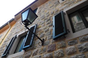 Herceg novi czarnogóra sierpniowa architektura wybrzeża adriatyku śródziemnomorskiej zatoki Bokakotor