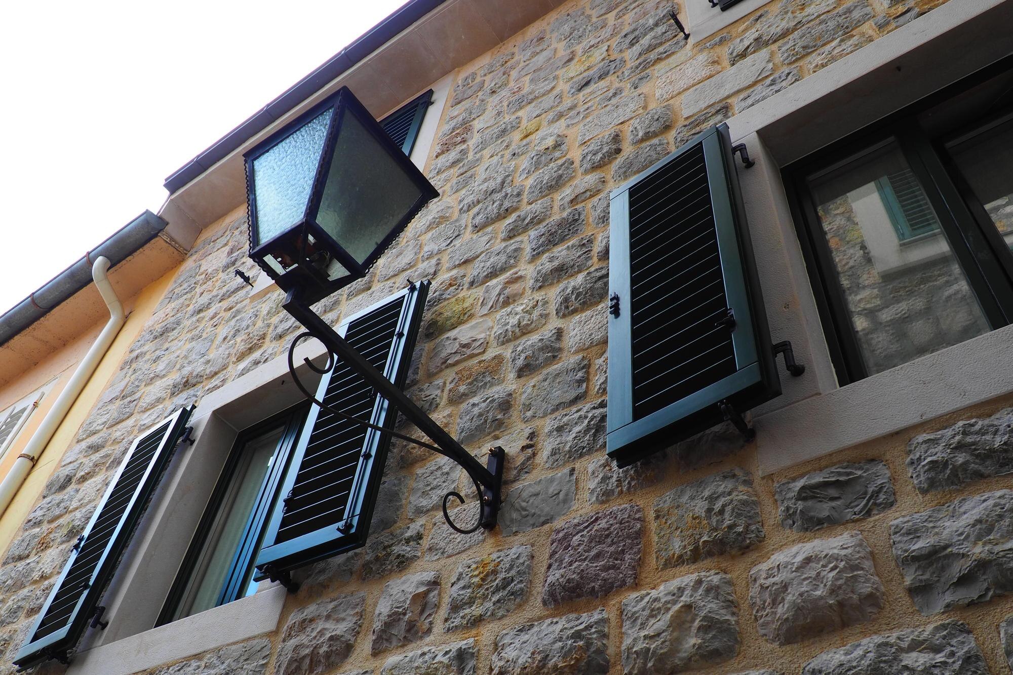 Herceg novi czarnogóra sierpniowa architektura wybrzeża adriatyku śródziemnomorskiej zatoki Bokakotor