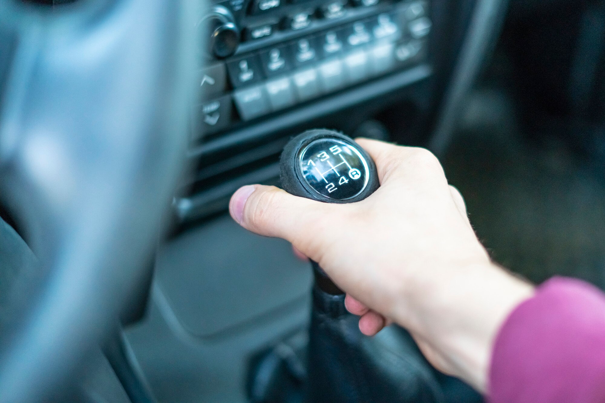 Zamyka w górę ręki kierowcy trzyma samochodowego ręcznego trasmission kij