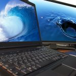 koncepcja wody na laptopie i dużym panoramicznym wyświetlaczu tft