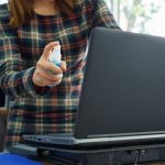 Środek do czyszczenia zarazków, wirusów i bakterii jest wytwarzany z alkoholu