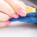 Włóż kabel sieciowy do przełącznika komutatora LAN, z bliska