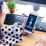 Koncepcja podcastu. Kobiece ręce trzymając telefon komórkowy i słuchanie podcastu