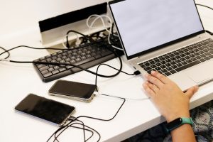 Młoda kobieta w ciąży ze słuchawkami na żółtym tle