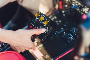 Kobieta pilot w kokpicie helikoptera przed startem młoda kobieta pilot helikoptera