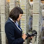 Technik za pomocą cyfrowego analizatora kabli