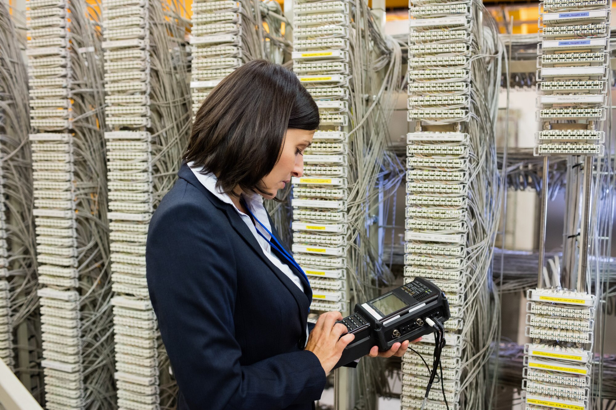 Technik za pomocą cyfrowego analizatora kabli