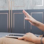 Kobieta biznesu trzymająca się za ręce odpowiednie do infografiki