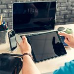 Młody człowiek biznesmen siedzi przy swoim stole roboczym w biurze