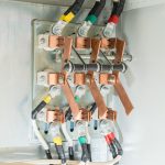 Zbliżenie obudowy panelu sterowania elektrycznego Napięcie elektryczne