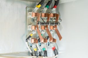 Zbliżenie obudowy panelu sterowania elektrycznego Napięcie elektryczne