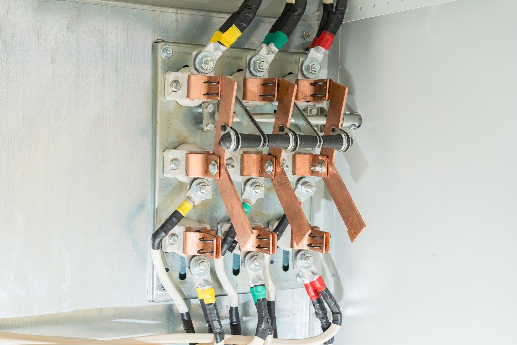 Zbliżenie obudowy panelu sterowania elektrycznego Napięcie elektryczne