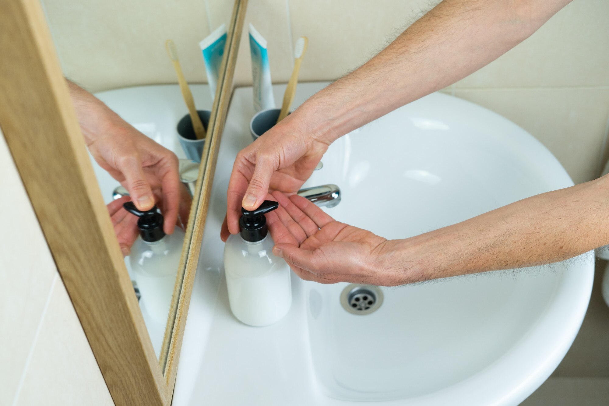 Mycie rąk w celu dezynfekcji wirusów. Koncepcja koronawirusa. Covid19.