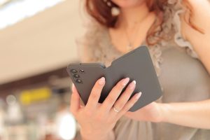 Etui magnetyczne na telefon – wady, zalety i opinie użytkowników