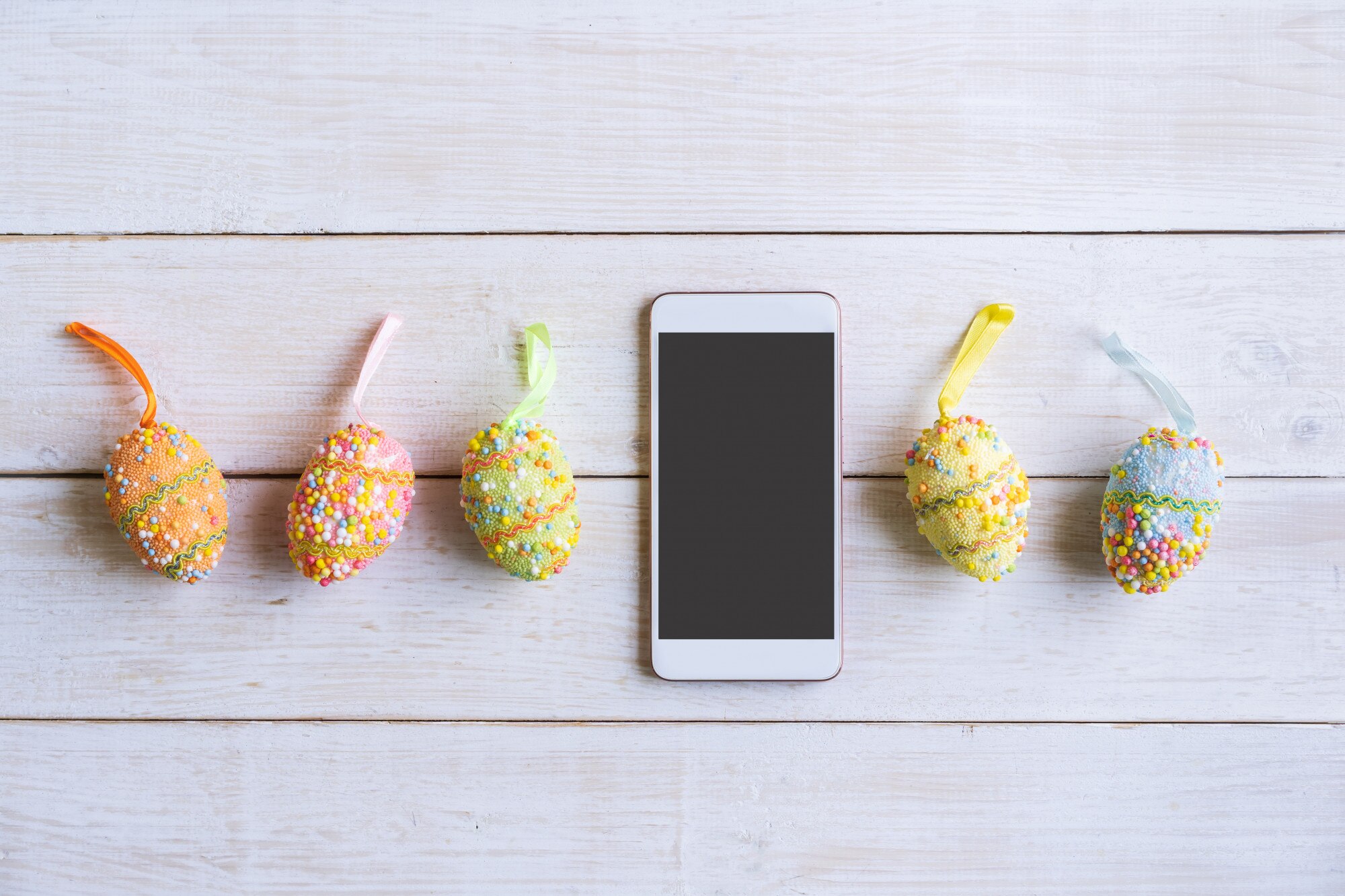 Kolorowi Easter jajka na drewnianym