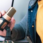 Mężczyzna w domu rozmawia o telepracy mikrofonu