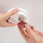 Złota rączka naprawia czujnik dymu