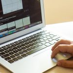 ręce piszące na laptopie w biurze