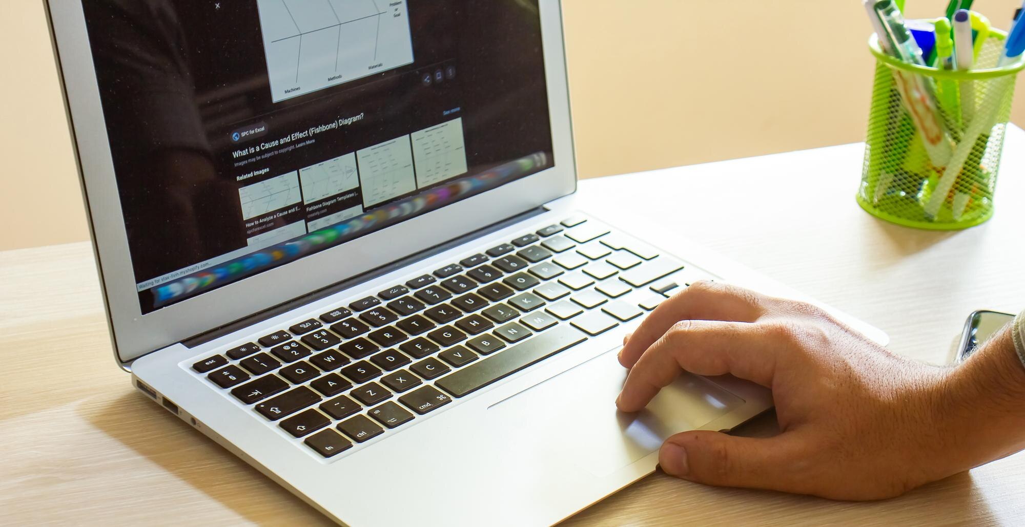 ręce piszące na laptopie w biurze