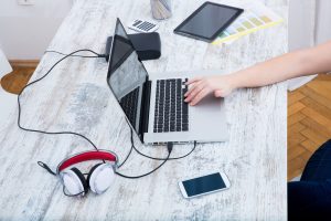 Kobieta w domowym biurze