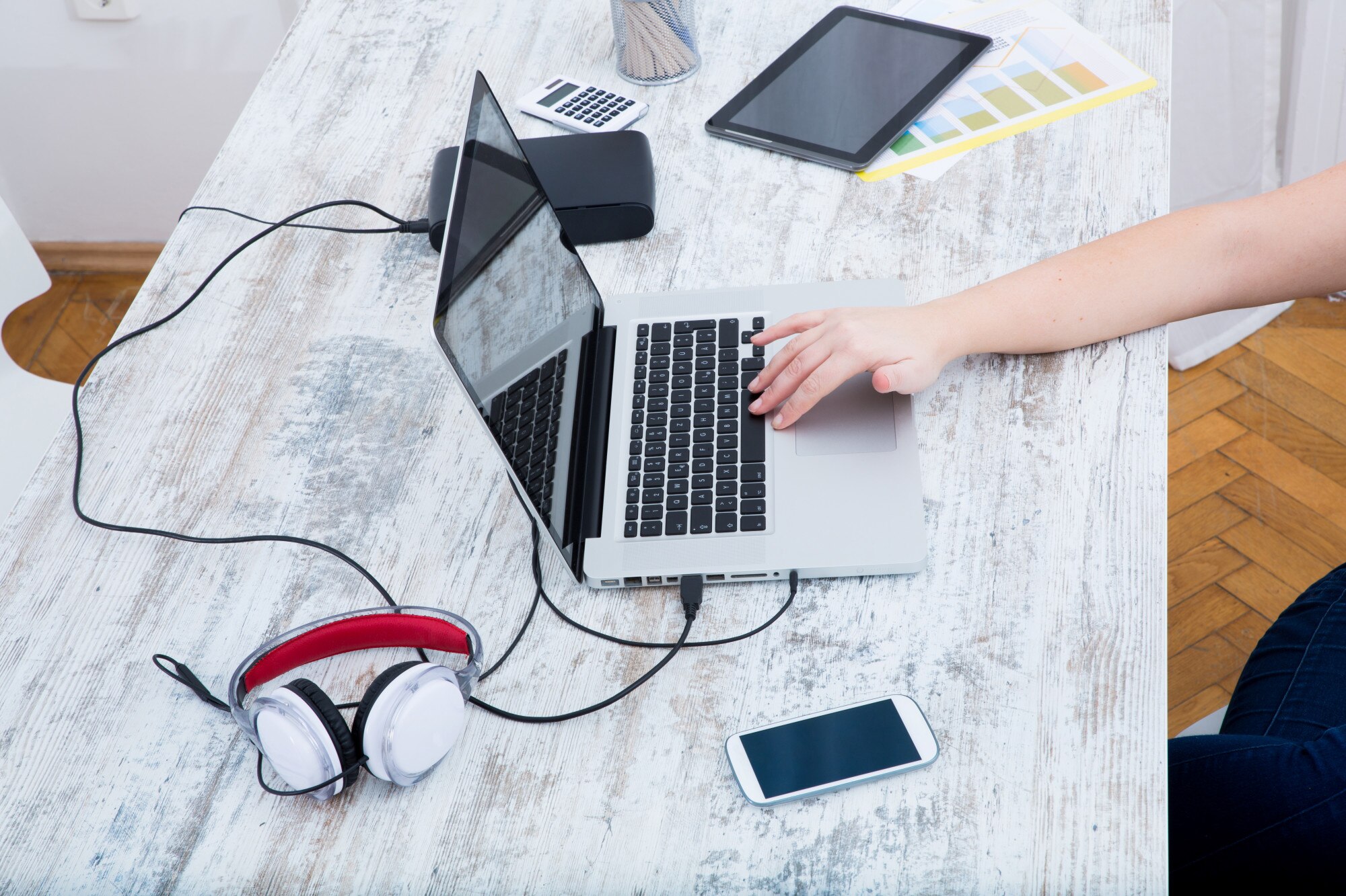 Kobieta w domowym biurze