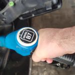 Ręczne tankowanie samochodu na stacji benzynowej