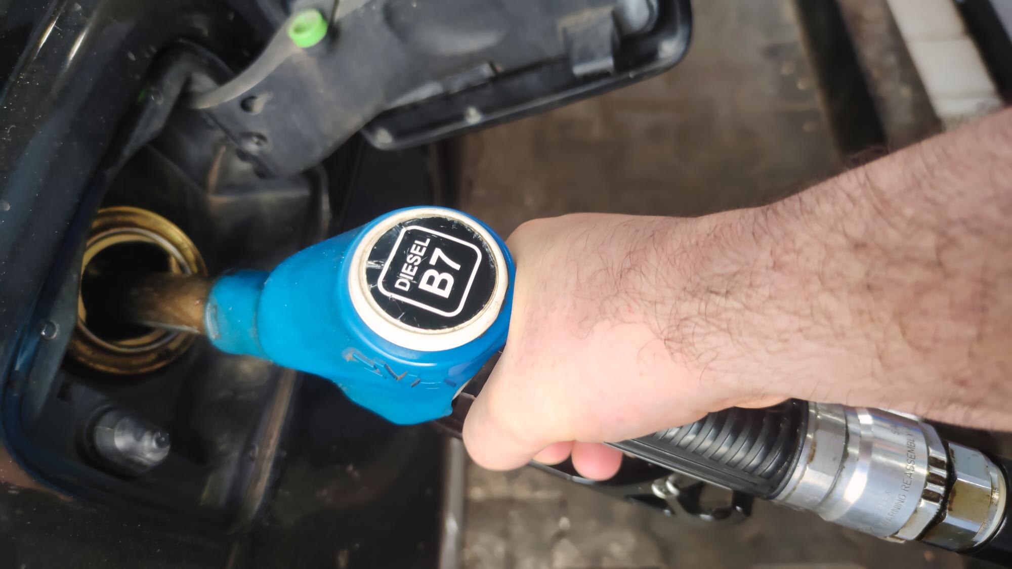 Ręczne tankowanie samochodu na stacji benzynowej