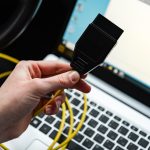 Ludzka diagnostyka samochodu przy użyciu urządzenia OBD i komputera