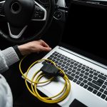 Ludzka diagnostyka samochodu przy użyciu urządzenia OBD i komputera