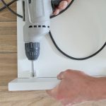 Pracownik ręczny robi meble za pomocą profesjonalnych narzędzi