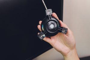 Monitor fotografa z Display Calibration w biurze, narzędzia do kalibracji kolorów.