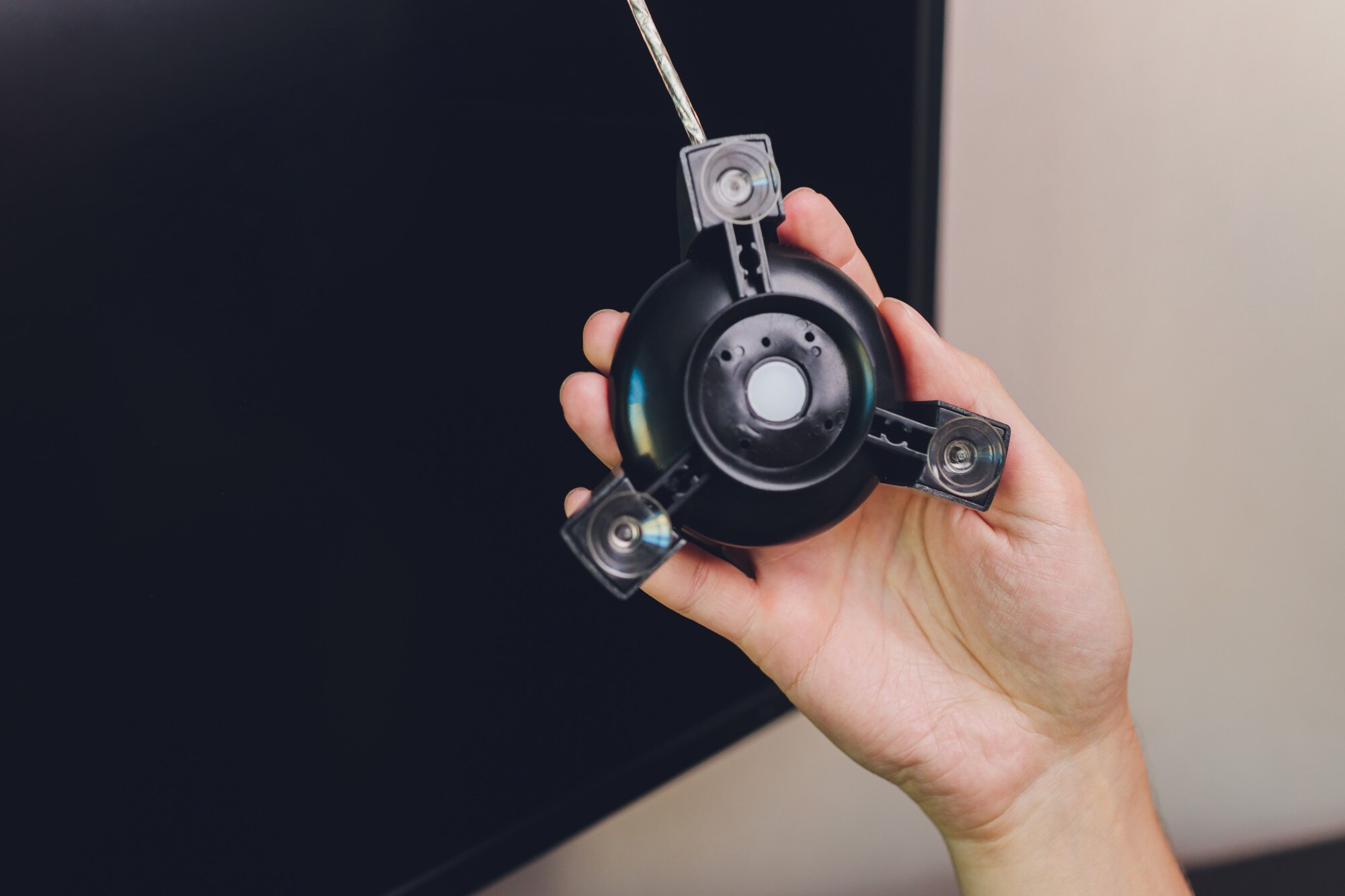 Monitor fotografa z Display Calibration w biurze, narzędzia do kalibracji kolorów.