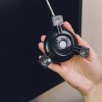 Monitor fotografa z Display Calibration w biurze, narzędzia do kalibracji kolorów.