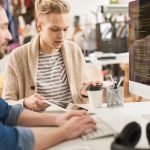 Dwóch mężczyzn pisze kod programu