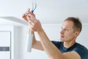 Instalowanie reflektora w pokoju.