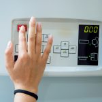 Wyposażenie medyczne. Lekarz w pokoju MRI w szpitalu