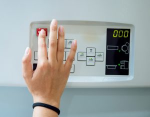 Wyposażenie medyczne. Lekarz w pokoju MRI w szpitalu