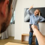 Kobieta nie pozwala mężczyźnie oglądać telewizji.