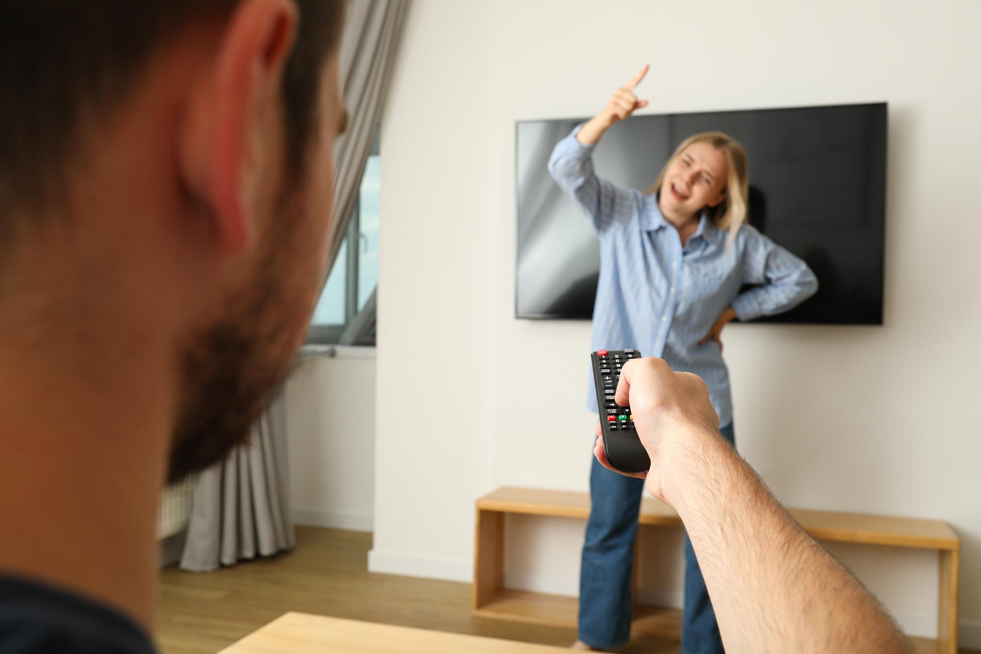 Kobieta nie pozwala mężczyźnie oglądać telewizji.
