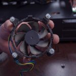 Mistrz czyści zakurzony wentylator komputera Koncepcja technologii komputerowej