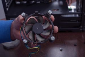 Mistrz czyści zakurzony wentylator komputera Koncepcja technologii komputerowej